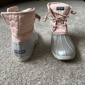 Youth size 4 sperry